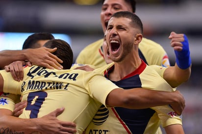 Los jugadores del América festejan el gol de Roger Martínez a los dos minutos de tiempo corrido en el Estadio Azteca. (Jam Media)