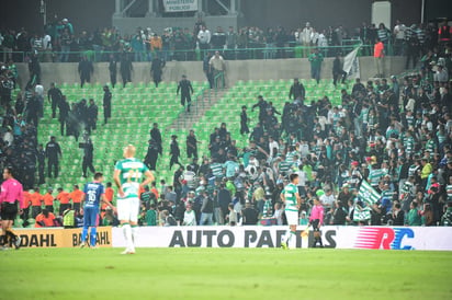 Disturbios. La violencia comenzó durante el segundo tiempo del partido contra los Rayados. (EL SIGLO DE TORREÓN)