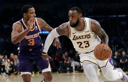 LeBron James anotó 22 puntos en la victoria de los Lakers 120-96 sobre los Soles de Phoenix.