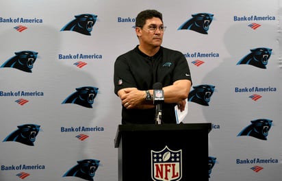 El entrenador en Jefe de las Panteras de Carolina, Ron Rivera, anunció el despido de Brady Hoke y Jeff Imamura.