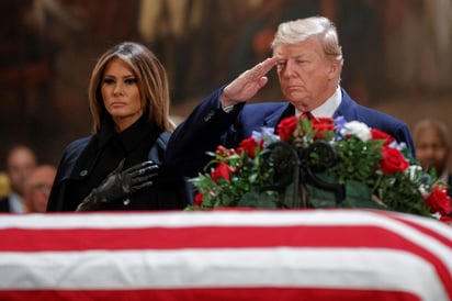 Respeto. Donald Trump, quien rindió un homenaje a George Bush, felicitó ayer a Andrés Manuel López Obrador. (EFE)