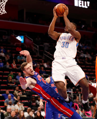 Deonte Burton (30), del Thunder, se enfila hacia la canasta durante el partido de ayer ante Pistones de Detroit.