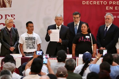 Compromisos. El presidente López Obrador levantó con orgullo el documento y lo colocó a la altura de su pecho, sin decir más. (EL UNIVERSAL)