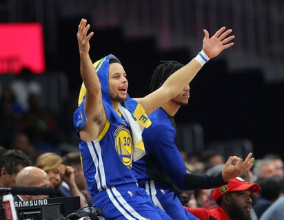 Stephen Curry anotó 30 yardas en la victoria de los Warriors de Golden State 128-111 sobre Halcones de Atlanta.