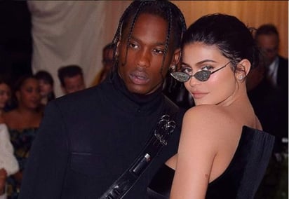 Luego de compartir una fotografía con un emoji de anillo, Kylie alzó nuevamente los rumores sobre su posible compromiso con Travis Scott. (ESPECIAL)