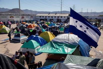 A más de 20 días de su llegada a Tijuana, la caravana integrada por migrantes de Honduras, El Salvador y Guatemala mantiene su deseo de cruzar la frontera hacia Estados Unidos, según reportaron investigadores de El Colegio de la Frontera Norte (El Colef). (EFE)