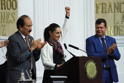 En su discurso durante la toma de protesta en el cargo de Jefa de Gobierno, Claudia Sheinbaum anunció la desaparición definitiva del cuerpo de granaderos, elementos que se sumarán a otras corporaciones y a un nuevo grupo que se enfocará a tareas de Protección Civil. (NOTIMEX)