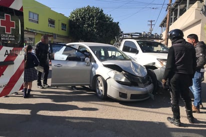 Accidente. Choque entre auto y camioneta deja un lesionado y daños estimados en alrededor de 50 mil pesos.