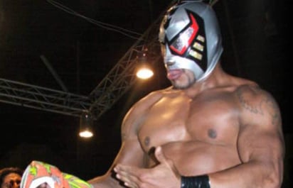 Dominador por igual de los estilos rudo y técnico, Black Warrior es un portento de luchador. (ARCHIVO)