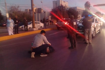 Tragedia. Las autoridades llegaron al lugar para dar fe del fallecimiento. (EL SIGLO DE TORREÓN)