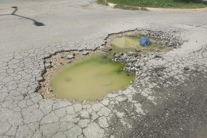 Los habitantes se preguntan hasta cuándo van a arreglar ese pavimento dañado. (EL SIGLO DE TORREÓN)