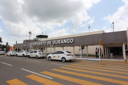 El avión aterrizó en el aeropuerto alterno en Durango. (ARCHIVO) 