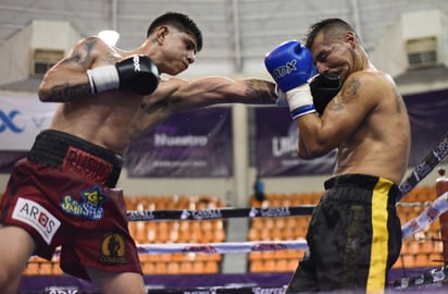 El pleito, correspondió a la semifinal de la velada denominada 'Los Nuevos Ídolos', en donde González llegó a 14 triunfos en la misma cantidad de presentaciones, de los cuales 11, han sido por la vía del cloroformo. (JESÚS GALINDO)