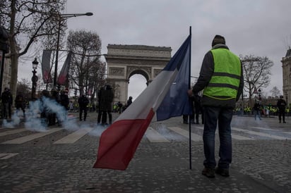 “Es la hora de dialogar”, declaró esta noche el primer ministro Edouard Philippe, quien esta semana se reunió con representantes de un sector moderado del movimiento de protesta, sin alcanzar un acuerdo para suspender las manifestaciones. (EFE)