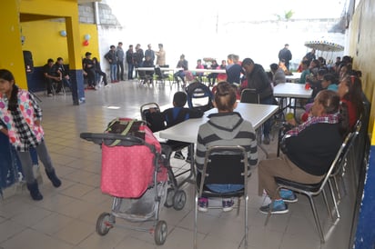 De fiesta. Niños y niñas acudieron desde temprano para disfrutar de la posada navideña que les organizó la asociación. (EL SIGLO DE TORREÓN) 