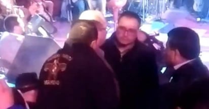 En redes sociales circuló un video en el que se ve que un grupo de hombres se lo llevó de un concierto. (ESPECIAL) 