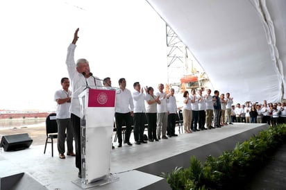 AMLO explicó que el Plan es que en tres años México sea autosufiente en la producción de gasolina y deje de comprarla. (EL UNIVERSAL) 

