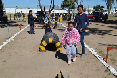 Atracciones. Se construyeron circuitos de entretenimiento para los niños y niñas asistentes al Paseo Dominical.