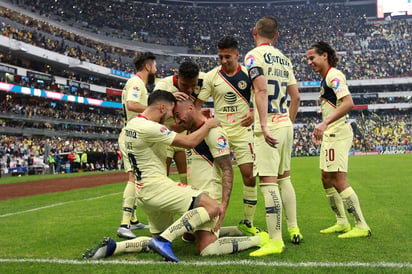 Víctor Aguilera, del América, festeja su gol contra los Pumas, durante el juego de vuelta de las semifinales del Apertura 2018 de la Liga MX, en el Estadio Azteca.