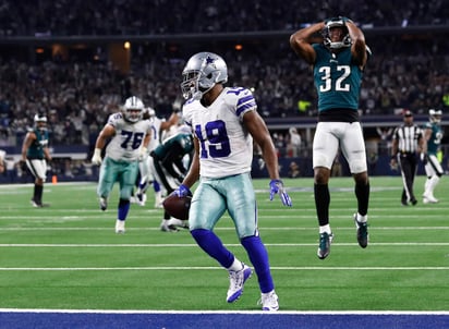 Amari Cooper entra a la zona de anotación para darle el triunfo a Dallas.