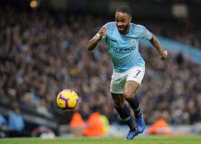 Sterling ha tenido una relación complicada con los medios, con una crítica cobertura tras su decisión de realizarse un tatuaje de un fusil de asalto en su pierna derecha.