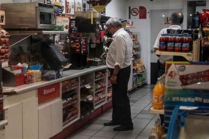 Ocurrió este fin de semana, durante la gira del presidente Andrés Manuel López Obrador a Nayarit, donde detuvo su marcha para entrar a una tienda OXXO. (ESPECIAL)