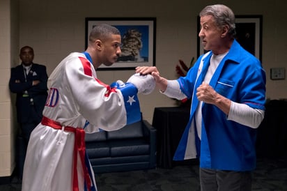 Además de continuar con el universo de Rocky, en la cinta se muestran las dificultades que enfrenta Adonis Creed al vivir con la sed de venganza que le provoca perder a su padre sobre la lona mientras éste se enfrentaba a Ivan Drago. (ARCHIVO)