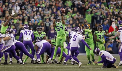 Bobby Wagner (54) bloquea un gol de campo en el último cuarto, ayer ante Minnesota.