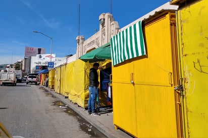 Tradición. Cerca de un centenar de locales se instalaron en los alrededores del Mercado Juárez por la temporada navideña. (EL SIGLO DE TORREÓN)