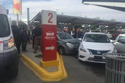 Accidente. Una mujer que sufrió un ataque de epilepsia arrolló a otra mujer y chocó contra tres vehículos.