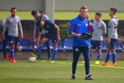 Pedro Caixinha preparando las indicaciones para el entrenamiento del lunes. (Jam Media)