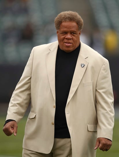 Tras una campaña de 12 victorias de los Raiders en 2016 Reggie McKenzie fue nombrado ejecutivo del año.