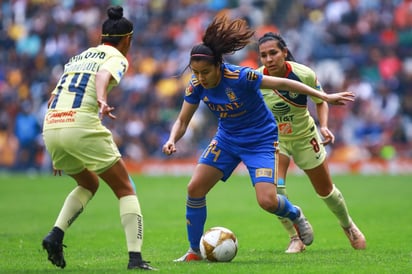 Por Águilas anotaron Diana González, en el minuto 42, y Casandra Cuevas, en el 79, mientras por el once neoleonés lo hicieron Julieta Peralta, autogol en el minuto 72, y Lizbeth Ovalle marcó el empate en el 84. Todo se resolverá en la vuelta. (ESPECIAL)