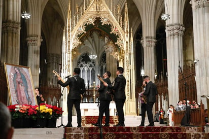 En el altar, hacia donde se dirigieron al son de la música y bailando, fue colocada una imagen de su venerada virgen, rodeada de rosas rojas, como las que recogió Juan Diego en el Tepeyac, pero también amarillas, anaranjadas, rosadas y blancas. (EFE)