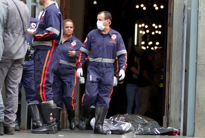 Atroz. Al menos cinco personas murieron ayer, entre ellas el autor de los disparos, dentro de la Catedral de Campinas. (AP)