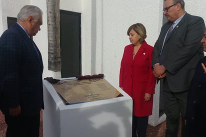 En Memoria. Develan placa en memoria de los agentes y ministerio públicos caídos en cumplimiento del deber. (EL SIGLO DE TORREÓN)