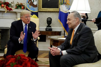 'Berrinche'. El senador Chuck Schumer sacó de sus 'casillas' a Trump ayer en la Casa Blanca. (AP)