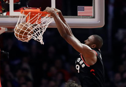 Serge Ibaka clava el balón durante el partido de ayer ante Clippers. (AP)