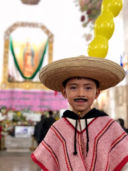 Niños ataviados como San Juan Diego acudieron a la Parroquia. (JOSÉ HERNÁNDEZ)