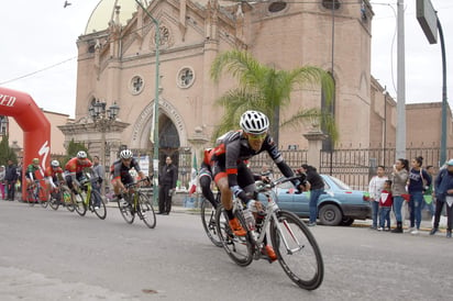 Al término de la carrera se realizó la ceremonia de premiación y una rifa de regalos. (JESÚS GALINDO)