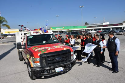 El desfile contará con la presencia de Santa Claus y sus regalos gigantes, los cuales se enfilarán en un contingente de aproximadamente 30 carros alegóricos. (ARCHIVO)