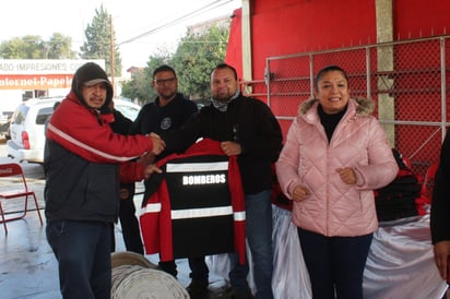 Donación. Bomberos de Texas facilitaron a sus compañeros de San Pedro equipo de trabajo con un valor de 100 mil pesos. (EL SIGLO DE TORREÓN/MARY VÁZQUEZ)