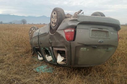 Accidente. Sufren volcadura a la altura del poblado Juan E. García de Lerdo, hay 3 lesionados.