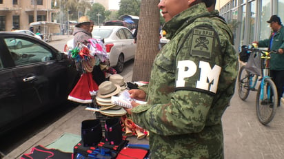 Invitación. Elementos de la Policía Militar recorren la cuidad invitando a las damas a sumarse. (IVÁN CORPUS)