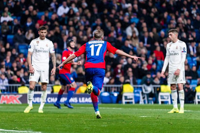 El volante islandés Arnor Sigurdsson sentenció el partido en el complemento. (Especial)