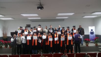 Certificados. Empleados de una granja de empresa avícola, concluyeron sus estudios y recibieron certificados de educación básica. (EL SIGLO DE TORREÓN)