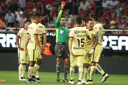 El silbante César Ramos en un partido de las Águilas del América.