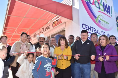 Inauguración. Autoridades municipales cortaron el listón inaugural de la Central de Abastos, en el medio rural. (EL SIGLO DE TORREÓN)