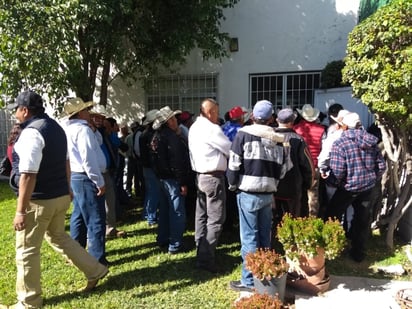 Agresión. Los delegados y sus representados se quedaron afuera, porque no se les permitió el acceso a la asamblea. (EL SIGLO DE TORREÓN)