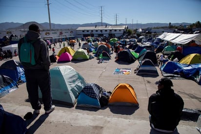 Unicef México pidió hoy a los medios de comunicación proteger la imagen de los niños de la caravana migrante, porque hacer tomas de ellos sin respetar ciertos patrones puede poner en peligro su seguridad. (ARCHIVO)